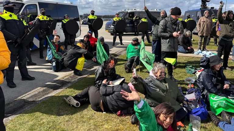 Klimaatactivisten op Eindhoven Airport (Foto: Jan Peels).