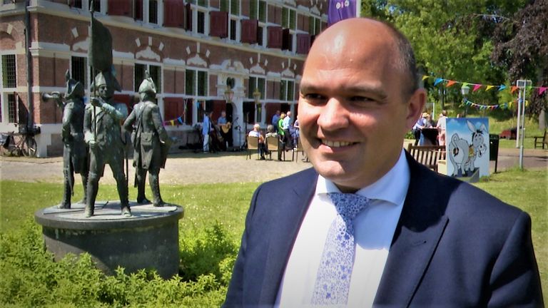 Wethouder Danny Dingemans voor het Mauritshuis in Willemstad. (foto: Raoul Cartens)