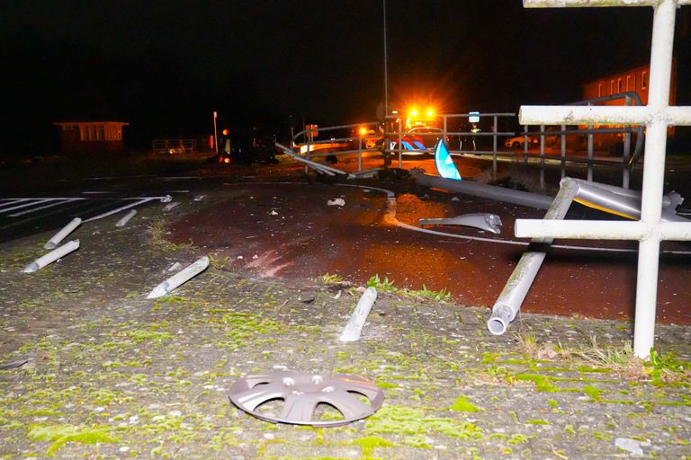De automobiliste richtte een ware ravage aan op de Kanaaldijk Noord-West in Helmond (foto: Harrie Grijseels/SQ Vision). 