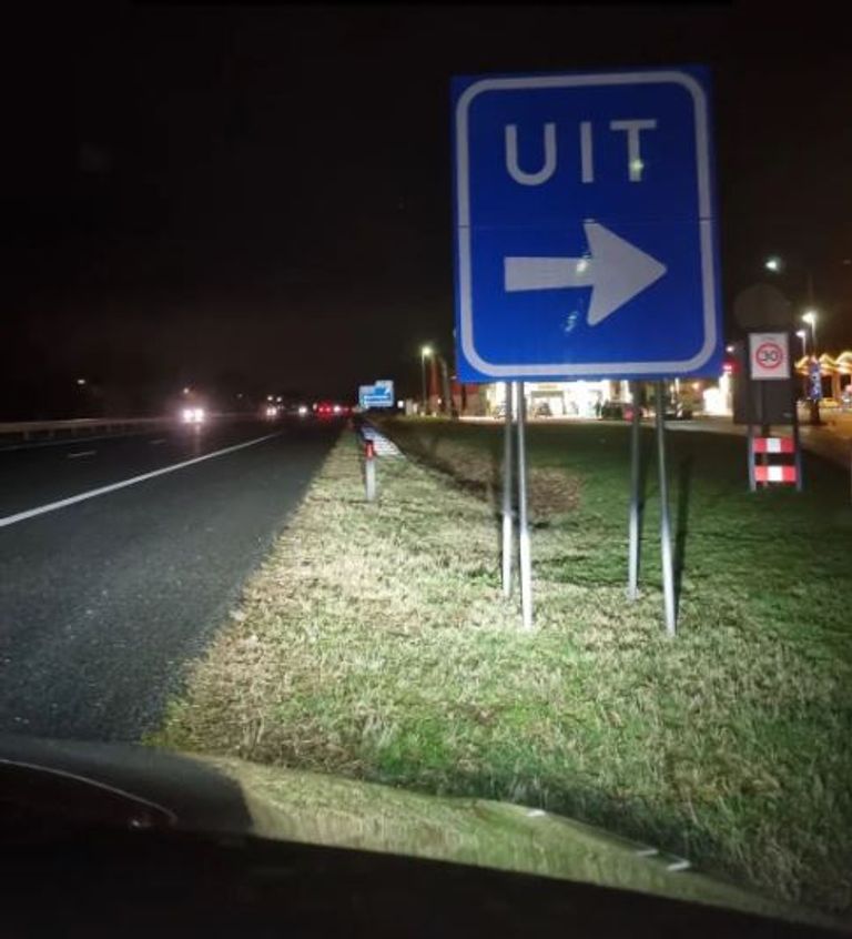 De slingerende automobilist reed op de A2 in de omgeving van Maarheeze (foto: Instagram wijkagent azc Budel).