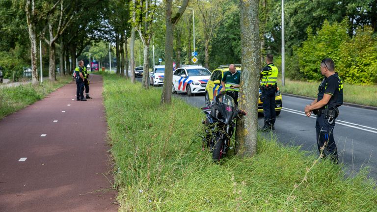 De vrouw op de bromfiets kwam frontaal in botsing met een fietser (foto: Christian Traets/SQ Vision).