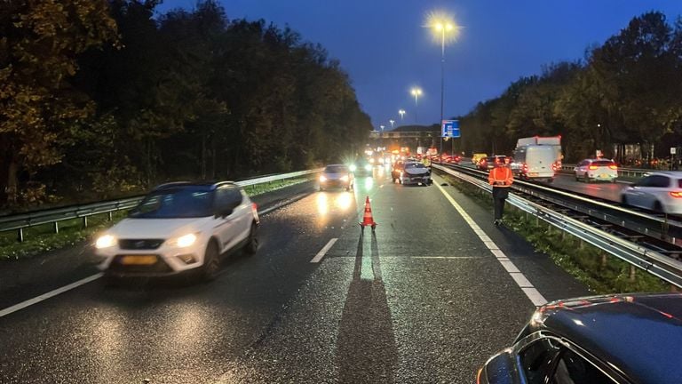 Op de A27 bij Oosterhout-Zuid botsen drie auto's op elkaar(foto: X/Rijkswaterstaat Verkeersinformatie).