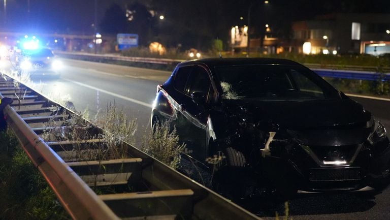 De vrouw kwam terecht op de auto (foto: Erik Haverhals/Persbureau Heitink). 