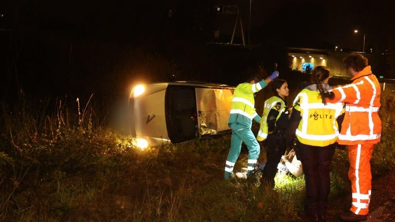 De auto is getakeld na de crash op de afslag van de A2 bij Vught (foto: Bart Meesters).