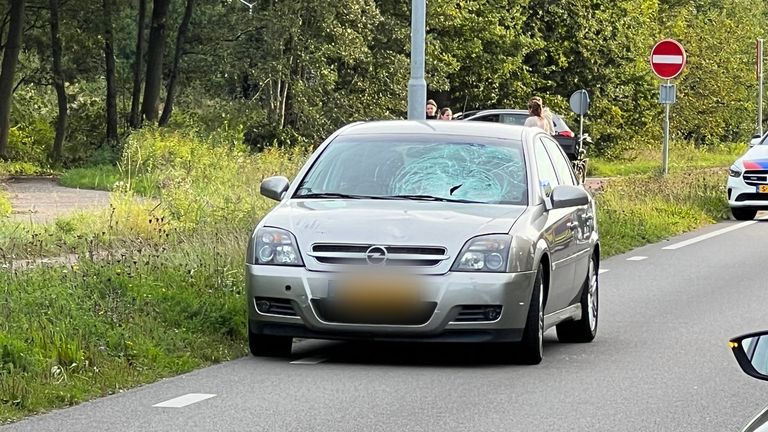 De voorruit van de auto liep bij de aanrijding aanzienlijke schade op.