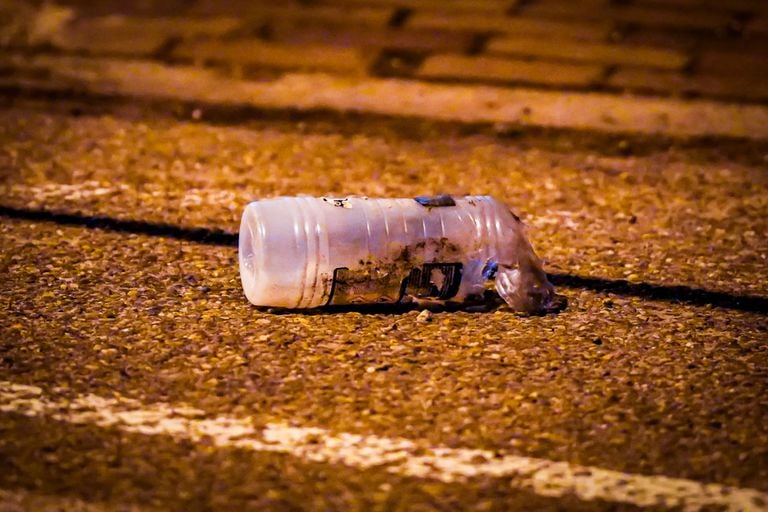 Agenten vonden op de straat voor de oprit van het getroffen huis een half afgebrande fles (foto: SQ Vision).