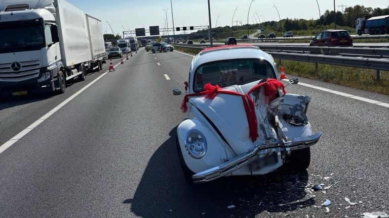 De trouwauto botste op de A2 bij de Hogt (foto: Rijkswaterstaat).