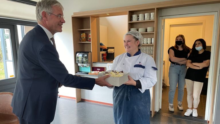 Taart voor het Haagse bezoek aan de praktijkschool De Rijzert (foto: Tonnie Vossen).