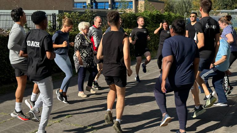 De loopgroep van stichting Quiet doet met wethouder Van Drunen een warming up voor de laatste training. 