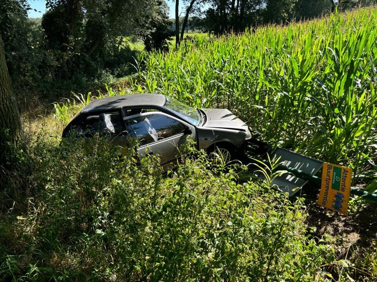 Hoe de auto van de  Wanroijseweg in Haps kon raken, wordt onderzocht (foto: Marco van den Broek/SQ Vision).