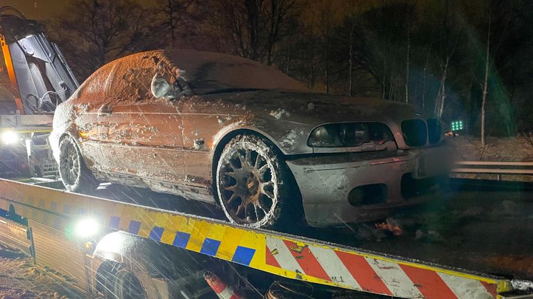 Deze auto gleed door de gladheid van de weg in Beek en Donk (foto: Harrie Grijseels/SQ Vision).