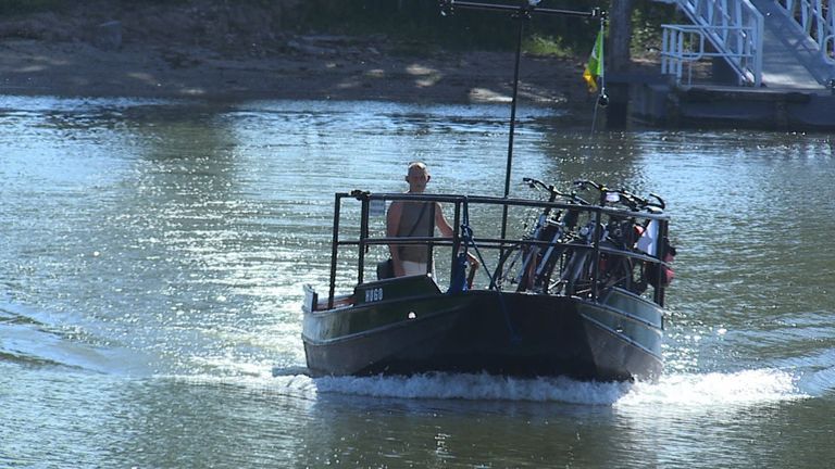 Heen en weer tussen Brabant en Slot Loevestein: voetveer Woudrichem 