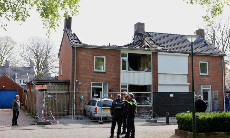 De schade van het afgebrande huis  een dag na de brand (foto: Bart Meesters/ SQ Vision). 