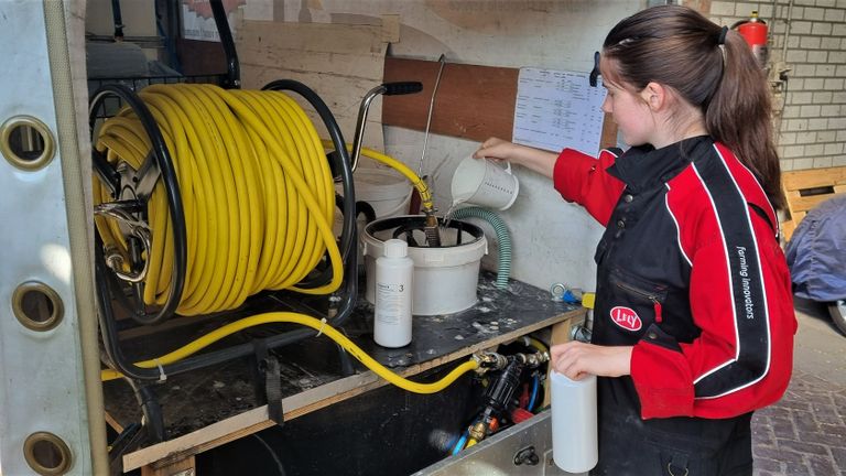 In een speciale aanhanger wordt de Kopros gemengd met water (foto: Collin Beijk).