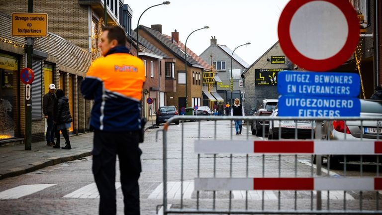 Afgelopen jaar werden sommige straten in Baarle-Hertog afgesloten om overlast van vuurwerktoeristen tegen te gaan (foto: ANP).