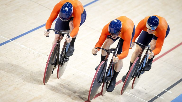 De teamsprinters met Harrie Lavreysen op weg naar het goud in Parijs (foto: ANP/Koen van Weel).