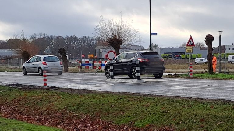 De geplaatste middengeleider met onder meer de twee paaltjes (foto: Natasja Verberk).