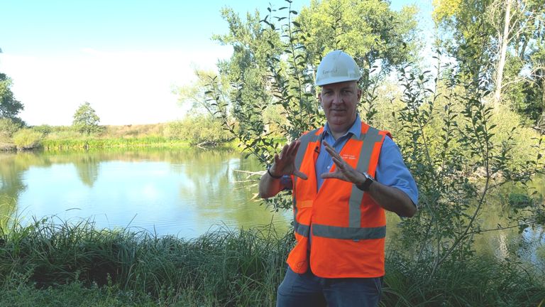 Ronald Wolters van Waterschap Aa en Maas laat zien hoe groot de gaten in de dijk en oever zijn (foto: Megan Hanegraaf).