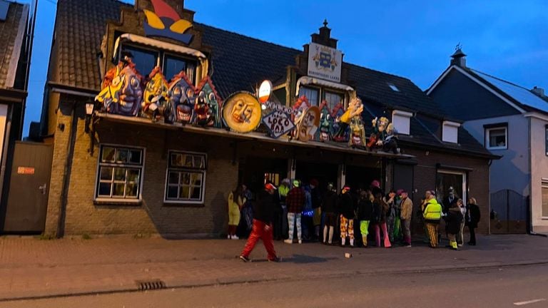 Al in de vroege uurtjes een lange rij voor de Locobar in Chaam (Foto: Facebook De Locobar).