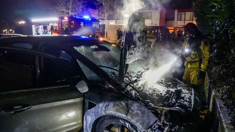 Drie wagens vatten vlam, mogelijk zijn ze in brand gestoken (foto: Dave Hendriks/SQ Vision)