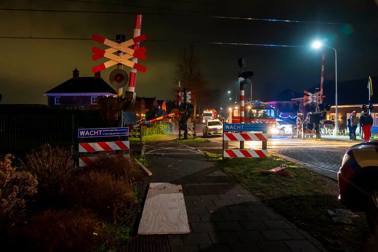 Diverse hulpverleners werden opgeroepen na de botsing op het spoor bij Berghem (foto: Gabor Heers/SQ Vision).