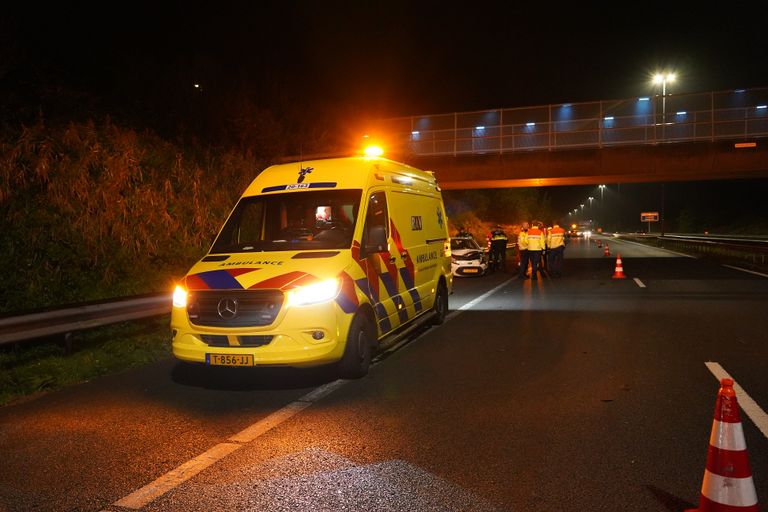 De vrouw werd behandeld in een ambulance (foto: Jeroen Stuve/SQ Vision).