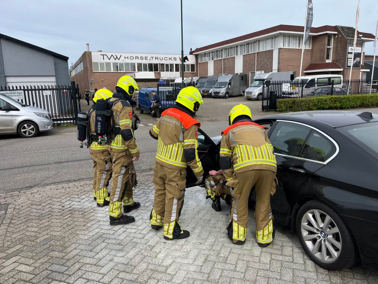 De brandweer controleerde de auto nadat de vlammen met poederblussers  gedoofd waren (foto: Jeroen Stuve/SQ Vision).