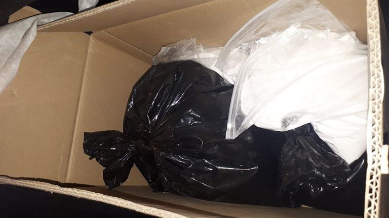 De ketamine zat in zakken in een doos. (Foto: Politie Dordrecht / Facebook) 