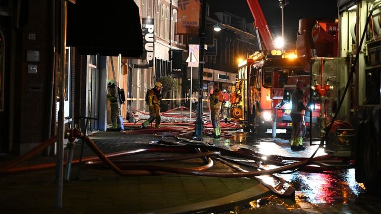 De brandweer bestrijdt de brand in Breda met tien voertuigen (foto: Perry Roovers/SQ Vision).