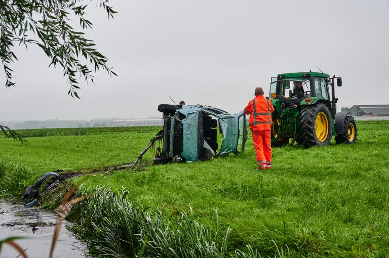 Een tractor was nodig om de auto uit de sloot bij Moerdijk te trekken (foto: Tom van der Put/SQ Vision).