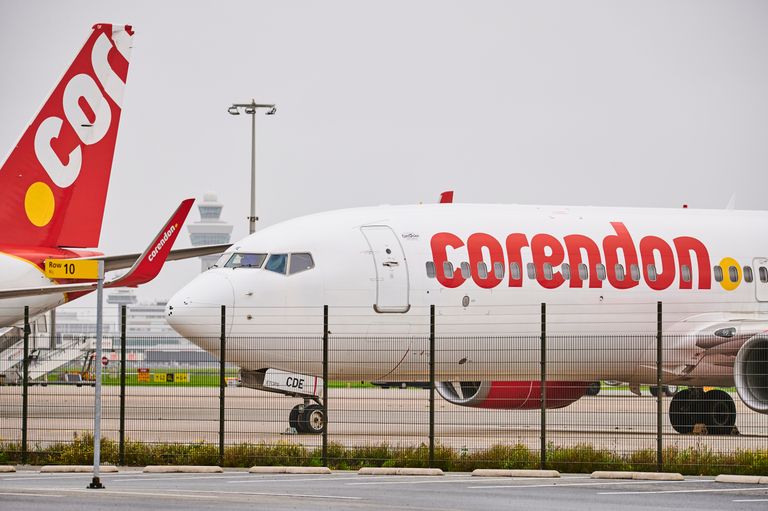 Toestellen van Corendon geparkeerd bij een luchthaven (foto: ANP 2020 /Nico Garstman