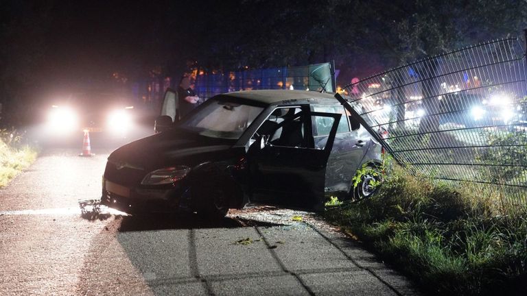 Een auto schoot na de botsing op de A2 bij Maarheeze door een hek (foto: WdG/SQ Vision).