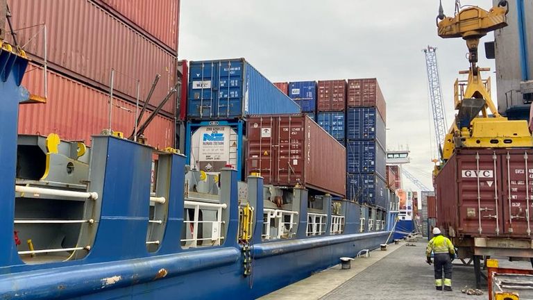 De containerterminal van CCT waar migranten de oversteek naar Engeland proberen te maken (foto: Erik Peeters). 