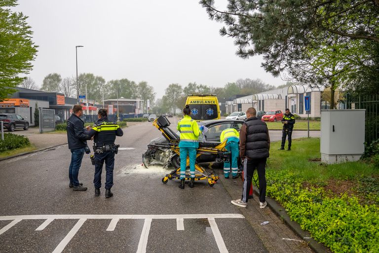 Hulpverleners ontfermden zich over de automobilist na de botsing in Drunen (foto: Iwan van Dun/SQ Vision).