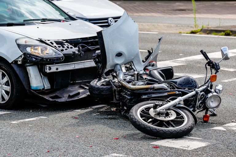 Motorrijder aangereden door auto (Foto: Jack Brekelmans/SQ Vision)