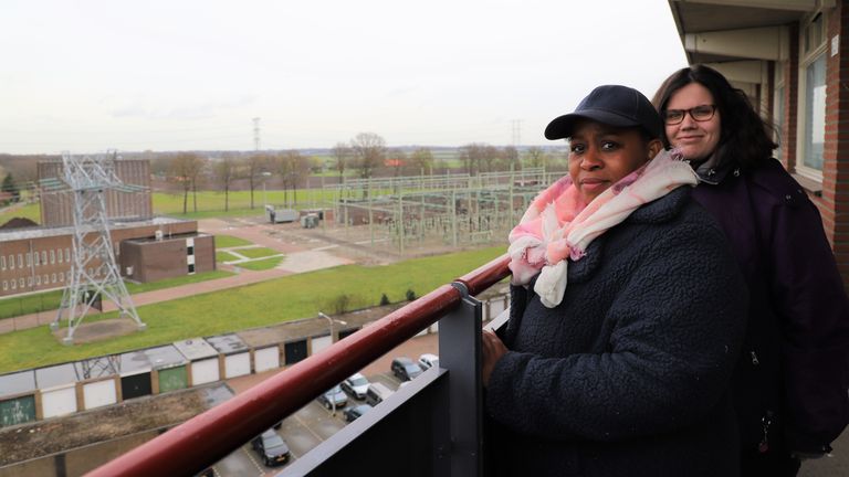 Sahaira en Ivy kijken vanuit hun keuken recht op het hoogspanningsstation (foto: Collin Beijk)