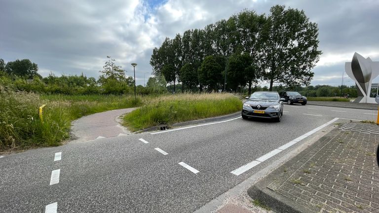 Een van de oversteekpunten voor fietsers op de rotonde aan de Structuurweg (Foto: Rochelle Moes). 