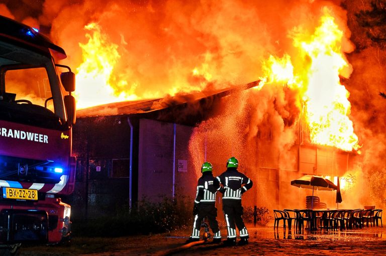 De loods op het terrein van Beekse Bergen was niet te redden (foto: Toby de Kort/SQ Vision).