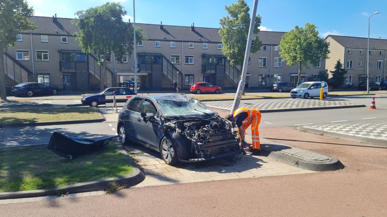 De bestuurder liet auto achter na de crash in Eindhoven en ging ervandoor (foto: Marvin Hop). 