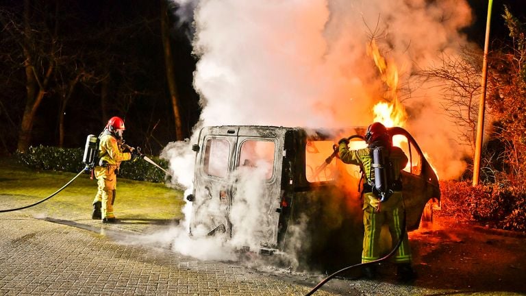 Van de taxibus in Valkenswaard bleef weinig over (foto: Rico Vogels/SQ Vision).