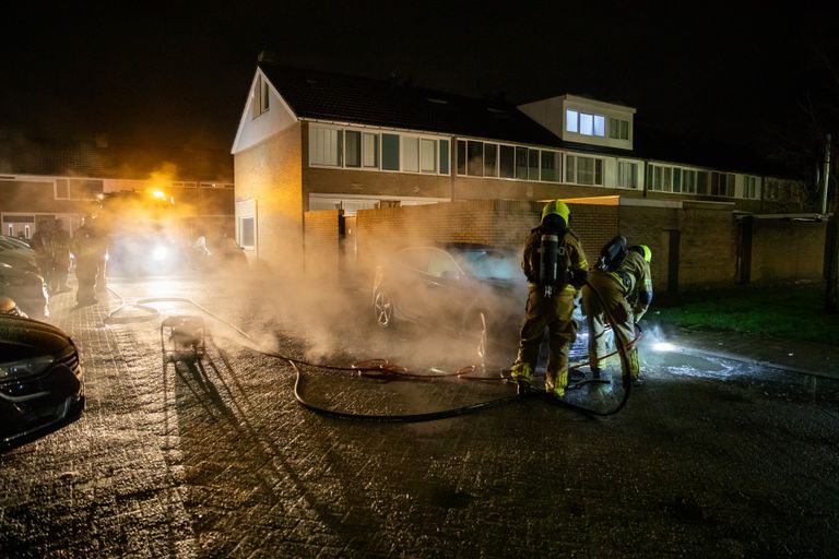 De autobrand aan de Gerard ter Borchstraat in Roosendaal. (foto: Christian Traets / SQ Vision).