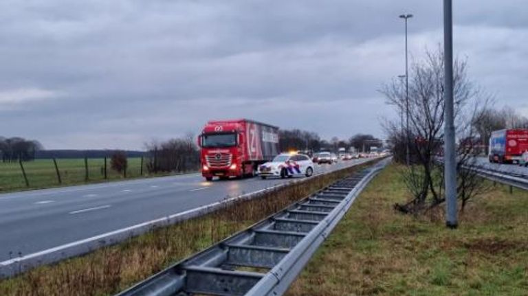 De linkerrijstrook bij Bavel werd afgesloten vanwege een pechgeval (foto: Instagram politie Markdal).