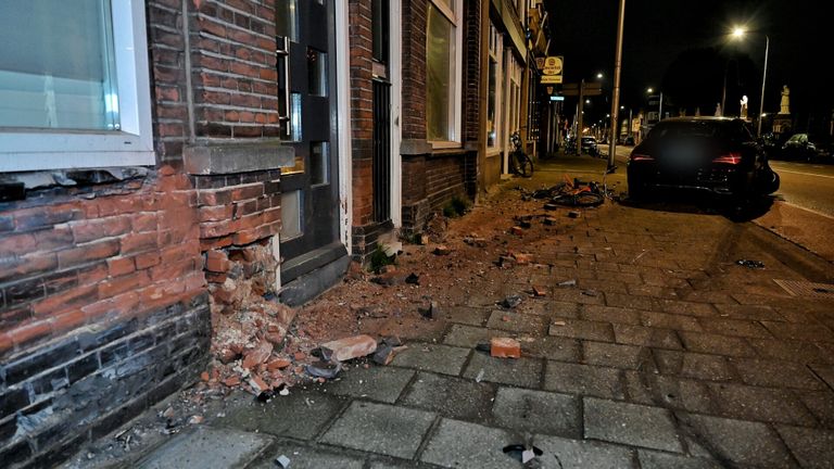 De automobilist zou te hard hebben gereden voor de crash op de Bredaseweg (foto: Toby de Kort/SQ Vision).