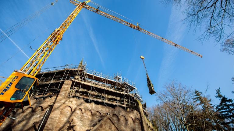 De 'pinakel' wordt naar de top gehesen (foto: De Efteling).