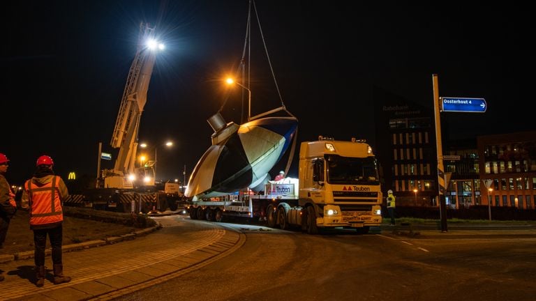 Een gewichtige klus in Oosterhout (foto: Jim Janssens/Oosterbouwt).