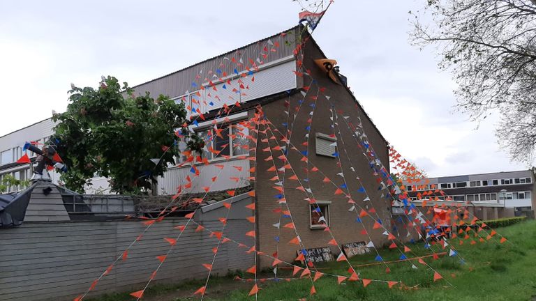 Het versierde huis is al vanaf de weg te zien.