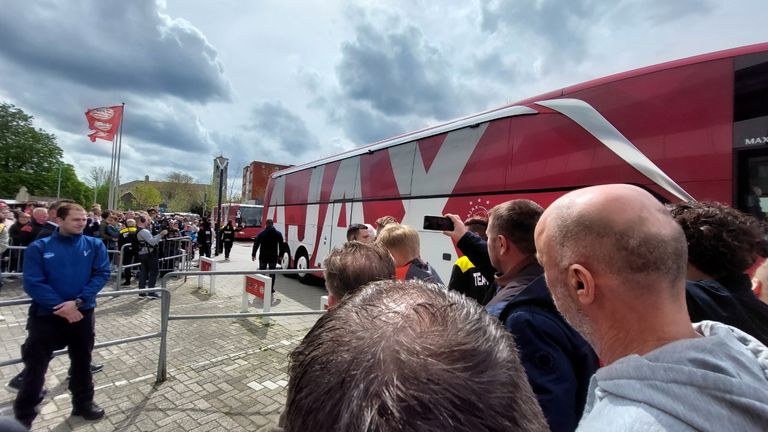Veel bekijks bij aankomst Ajax-bus in Eindhoven