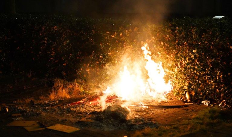 Aan De Fuik in Den Bosch stond een berg afval in brand (foto: Bart Meesters).