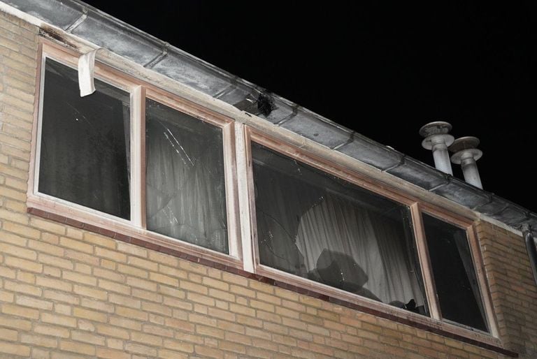 Verschillende ramen van het huis aan de Bredastraat in Den Bosch sprongen (foto: Bart Meesters).