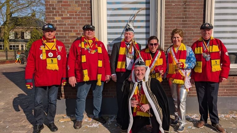 Prins Jeroen van Theebuikenland met adjudant Peter, de firstladies van Theebuikenland en Turfstekerslaand en oud-prinsen van Turfstekerslaand (foto: Jacques Bertens Loonsfotowerk).